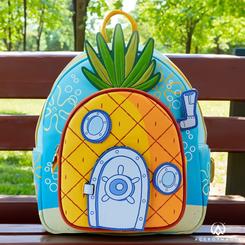 Explora el divertido y colorido mundo de Bob Esponja con la encantadora Mochila Ants Pineapple House. Esta mochila, parte de la colección de Bolsas y Mochilas Bob Esponja by Loungefly, te invita a llevar contigo un pedacito de Fondo de Bikini