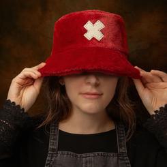 El bob Tony Tony Chopper transforma la estética de One Piece Netflix en una pieza visible, suave y muy reconocible desde el primer instante, con un acabado afelpado de color rojo intenso y la icónica cruz frontal