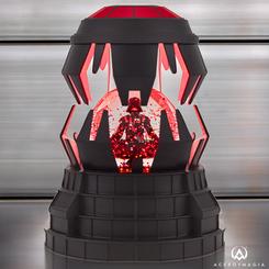 Descubre una pieza única de la saga Star Wars con esta fascinante esfera de agua de Darth Vader en su cámara de meditación. Este impresionante globo de agua presenta a Vader dentro de una cámara hiperbárica