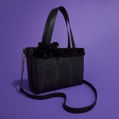 Elegancia oscura para el día a día: el Bolso bandolera Villanas – Disney Loungefly combina paneles negros en relieve con motivo de vidriera gótica y un volante de terciopelo con lazo para un acabado sofisticado y con carácter.