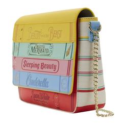 Cada tapa cuenta una historia de ensueño: este bolso Princesas Disney by Loungefly mide 22,86 cm de alto, 26,67 cm de ancho y 11,43 cm de fondo, y fusiona cinco “volúmenes” dedicados