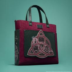 Descubre el encanto hechizante del Bolso?mochila Embrujadas Loungefly, una pieza imprescindible para quienes quieren llevar su pasión por la serie a todas partes. Con unas dimensiones de 33,02?×?10,16?×?33,02?cm, 