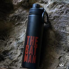 ¡Prepárate para mantener tus bebidas a la temperatura perfecta con la increíble Botella HOT&COLD de 750 ml Batman Armor! Esta botella de acero inoxidable está diseñada con una doble pared que garantiza que tu bebida 