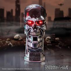 Poder puro del cine en tu estantería: este T-800 Terminator 2 – Judgment Day Display Head con licencia oficial reúne acabado metálico de alto brillo, mirada roja con ojos LED 