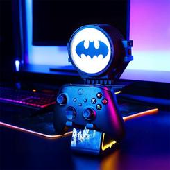 El símbolo de Gotham ilumina cada rincón de tu espacio de juego con este Cable Guy Ikon de Batman, un soporte de 20 cm que fusiona funcionalidad y diseño de alto voltaje. Su estructura imponente reproduce la silueta de la batseñal