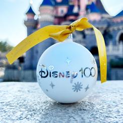 Celebra la temporada navideña de una manera verdaderamente especial con el deslumbrante Caja bolas de Navidad Disney 100 Aniversario.

Estas impresionantes bolas de Navidad, adornadas con intrincados patrones plateados