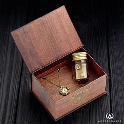 El universo mágico cobra vida con esta elegante caja de regalo inspirada en el Giratiempos, uno de los objetos más icónicos del mundo de Hogwarts. Presentada en una caja de acabado madera con el escudo de la escuela