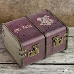 Disfruta de la magia de la temporada navideña con el Calendario de Adviento Harry Potter Hogwarts Trunk. Empacado con artículos que cualquier fanático amaría llevar a Hogwarts, 