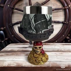 ¡Yo Ho- A Pirate's Life For Me! Para conmemorar el 20º aniversario de "Piratas del Caribe: La Maldición del Perla Negra", llega el cáliz de los Piratas del Caribe. ¡Este cáliz decorativo es perfecto para disfrutar de un sorbo de grog o guardar tus moneda