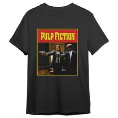El cine de culto se reconoce en un solo fotograma, y esta camiseta Vicent Jules Pulp Fiction adulto lo trae directo al armario con una imagen mítica: Vincent y Jules en plena escena, enmarcados como póster clásico con el título Pulp Fiction