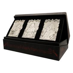 Añade un toque de elegancia y misterio a tu colección con el exclusivo Set de Lingotes de Castlevania. Este conjunto de tres lingotes de metal, con dimensiones de 12,5 x 9 cm, 