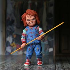 La figura Chucky Child’s Play 2 18 cm no entra en una vitrina de puntillas: se queda mirando con esa mezcla de juguete inocente y amenaza imposible de ignorar. Esta réplica coleccionable de Chucky recupera la presencia del muñeco de la película de 1990 