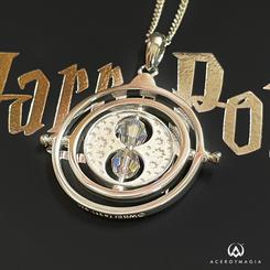 Precioso colgante realizado en plata del Giratiempos de Hermione, esta preciosa pieza de coleccionista está realizado en plata con cristales Swarovski®. El colgante tiene unas dimensiones aproximadas de 28 mm de alto y 28 mm de ancho.