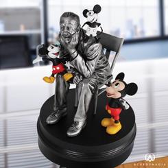 ¡Únete a nosotros para celebrar el pasado, presente y futuro de Disney en su año centenario con esta colección conmemorativa diseñada y creada especialmente por Enesco Studios! Durante el año 2023