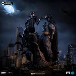 El diorama de DC Comics que captura la esencia de la legendaria rivalidad y complicidad entre Batman y Catwoman. Esta obra maestra de poliresina, a escala 1/6, tiene unas dimensiones aproximadas de 51 x 31 x 22 cm