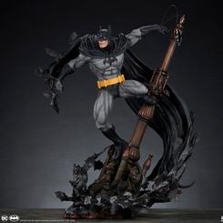 El Caballero Oscuro acecha desde las alturas con esta impresionante estatua Premium Format de Batman (Black Variant), una edición exclusiva de Sideshow limitada a tan solo 100 unidades en todo el mundo. 