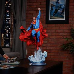 Adéntrate en el universo de DC Comics con la impresionante estatua Premium Format de Superman. Esta majestuosa estatua de poliresina, con unas dimensiones aproximadas de 84 x 46 x 38 cm