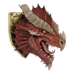 Celebra el 50º aniversario de Dungeons & Dragons con la impresionante Placa de Trofeo del Dragón Rojo Antiguo, una escultura detallada y pintada a mano de tamaño real hecha de poli espuma y látex.