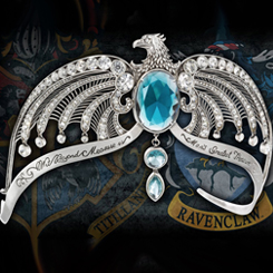 Descubre la exquisita Réplica Oficial de la Diadema de Rowena Ravenclaw. Esta cautivadora pieza, inspirada en la mítica diadema perdida de Rowena Ravenclaw que fue convertida en uno de los Horrocruxes por Voldemort,