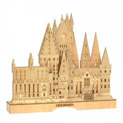 Hogwarts, la pieza central iluminada de Harry Potter, incorpora elementos naturales cuidadosamente elaborados y en capas para crear una escena multidimensional.