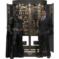 Impresionante pieza de colección inspirada en la icónica película "El caballero oscuro". Este set incluye dos figuras articuladas en escala 1/6 de Bruce Wayne y Batman, cada una con una altura aproximada de 30 cm, 
