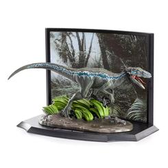 ¡Adéntrate en el emocionante mundo de Jurassic Park con Velociraptor Blue - Toyllectible Treasures! Este increíble diorama realizado en PVC te llevará directamente al corazón de la isla Nublar, 