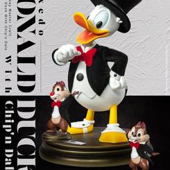 Da la bienvenida al elegante Pato Donald mientras hace su entrada triunfal con un nuevo atuendo de etiqueta. ¡Pero espera, esta vez también lo acompañan sus traviesos amigos, Chip y Dale!