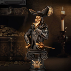 Imagina tener en tu colección la figura de uno de los villanos más legendarios de Disney, el infame Capitán Garfio, inmortalizado en un impresionante busto de PVC. 