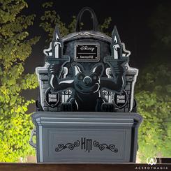 Adéntrate en el mundo de La Mansión Encantada con esta mochila Disney by Loungefly. Con un diseño inspirado en el icónico papel tapiz de gárgolas, esta pieza es una combinación perfecta de estilo y misterio.