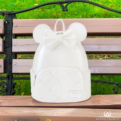 Déjate envolver por la magia de Disney con la mochila mini Iridescent Wedding de Loungefly. Esta mochila de alta calidad, con licencia oficial, te transporta a un mundo de ensueño donde los cuentos de hadas se hacen realidad.
