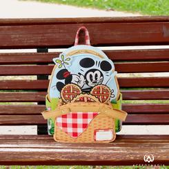 Embárcate en una aventura de diversión y amistad con la mochila mini Mickey and Friends Picnic de Disney by Loungefly. Esta encantadora mochila te invita a disfrutar de momentos