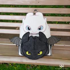 Explora el mundo de los dragones con la mochila How To Train Your Dragon Furies de Dreamworks by Loungefly. Esta mochila, con licencia oficial, es un tributo a la increíble saga de Cómo Entrenar a tu Dragón