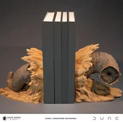 Los confines de Arrakis, un mundo envuelto en misterio y peligro, cobran vida en cada detalle de los Dune Bookends Sandworm. Inspirados en las majestuosas y temibles criaturas de las páginas de la icónica epopeya de ciencia ficción