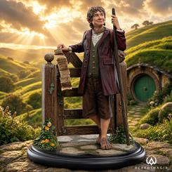 Estatua de Bilbo Bolsón de El Hobbit: Un viaje inesperado, de unos 14 cm y realizada principalmente en polystone. Representa su partida de la Comarca con el contrato de los enanos, bastón y puerta de madera.