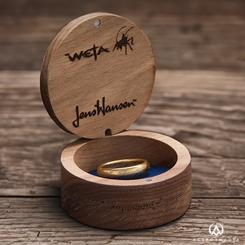 Weta se complace en colaborar con Jens Hansen para producir el Anillo Único en carburo de tungsteno chapado en oro. Está diseñado con la forma, grosor y proporciones exactas del objeto original de la película. 