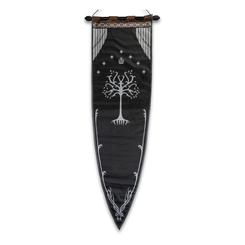Señal de lealtad digna de un rey de los Dúnedain. Este estandarte 1:1 con licencia oficial reproduce con gran presencia el emblema del Árbol Blanco de Gondor sobre tela negra, un icono que convierte cualquier pared en un rincón de la Tierra Media.