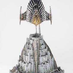 Embárcate en una épica aventura a la Tierra Media con esta réplica de la Corona de Gondor a escala 1/1 del Señor de los Anillos. Esta obra maestra cuidadosamente esculpida captura la majestuosidad y el esplendor de la icónica corona