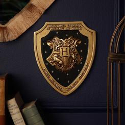 La magia de Hogwarts cobra forma en una pieza decorativa con gran presencia. El escudo pared 3D Hogwarts Harry Potter es un artículo pensado para transformar cualquier espacio con el emblema más icónico del mundo mágico