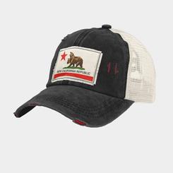 Demuestra tu lealtad a la New California Republic con esta gorra Snapback oficial de Fallout. Inspirada en una de las facciones más emblemáticas del Yermo, esta pieza combina estilo y comodidad con un diseño auténtico que rinde homenaje a la NCR.