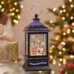 Este mágico farolillo musical de The Nightmare Before Christmas es el complemento perfecto para una decoración navideña única y encantadora. Con un diseño giratorio iluminado, presenta a Jack Skellington y Sally 