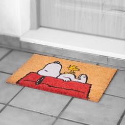 Imagina llegar a casa después de un largo día y ser recibido por la encantadora sonrisa de Snoopy y Woodstock en tu nuevo felpudo de bienvenida. Con aproximadamente 40 cm x 60 cm de tamaño