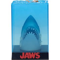 Icono del terror marino en volumen real. Esta Figura 3D Poster Tiburón recrea el mítico arte de JAWS dentro de una urna de metacrilato azul que simula la columna de agua: el gran blanco asciende con la boca abierta