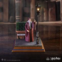 Embárcate en la magia de Harry Potter con la figura luminosa de Albus Dumbledore en Privet Drive, una obra maestra que traerá la esencia mágica del mundo del niño que vivió directamente a tu espacio.