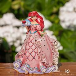 Adéntrate en un mundo mágico de cuentos y encanto con la deslumbrante figura de Ariel, inspirada en el clásico inolvidable de Walt Disney, "La Sirenita" de 1989. El renombrado artista Jim Shore ha dado vida a esta maravillosa figura 
