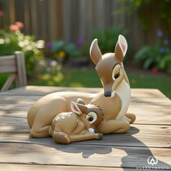 Ternura clásica en formato mini que enamora al instante: la Figura Bambi Disney retrata a Bambi acurrucado junto a su madre con un modelado delicado y colores suaves que aportan calma a estanterías, mesillas o vitrinas;