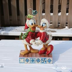 Celebra el espíritu navideño con la encantadora figura de Donald y Daisy Duck bajo el muérdago. Este adorable adorno de Navidad de Disney Traditions by Jim Shore captura el amor y la alegría de la temporada festiva. 