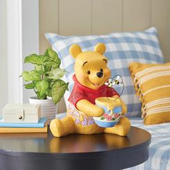 Descubre la encantadora grandeza de la figura Extra Large Winnie the Pooh, una pieza impresionante que captura toda la dulzura del querido oso de la colección Disney Traditions por Jim Shore.