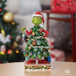 La figura "Grinch Dressed as a Tree" es una expresión encantadora del espíritu navideño en su máxima expresión. Con un corazón agrandado por el espíritu festivo y el amor