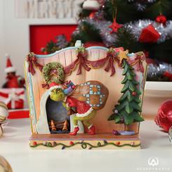 Sigiloso como un ratón, el Grinch se desliza por la casa para robar la Navidad. Levantando una pesada bolsa de juguetes sobre su hombro, gruñe mientras camina de puntillas en su traje de Santa falsificado.