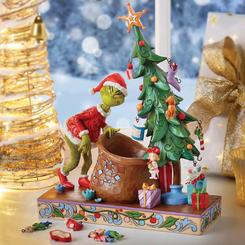 Imagina la emoción de la cuenta regresiva para la Navidad con este exclusivo Calendario de Adviento del Grinch. Esta creación de Jim Shore es una forma única de celebrar la llegada de las fiestas.